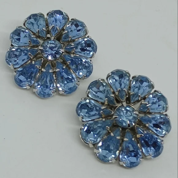 * vintage signed Weiss Blue Teardrop rhinestones cluster flower clip on earrings - Picture 1 of 6
